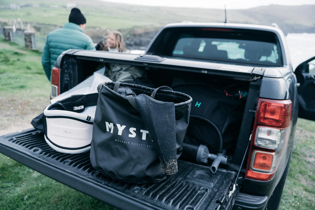 Сумка Mystic Happy Hour Wetsuit Changing Bucket (WS) Black